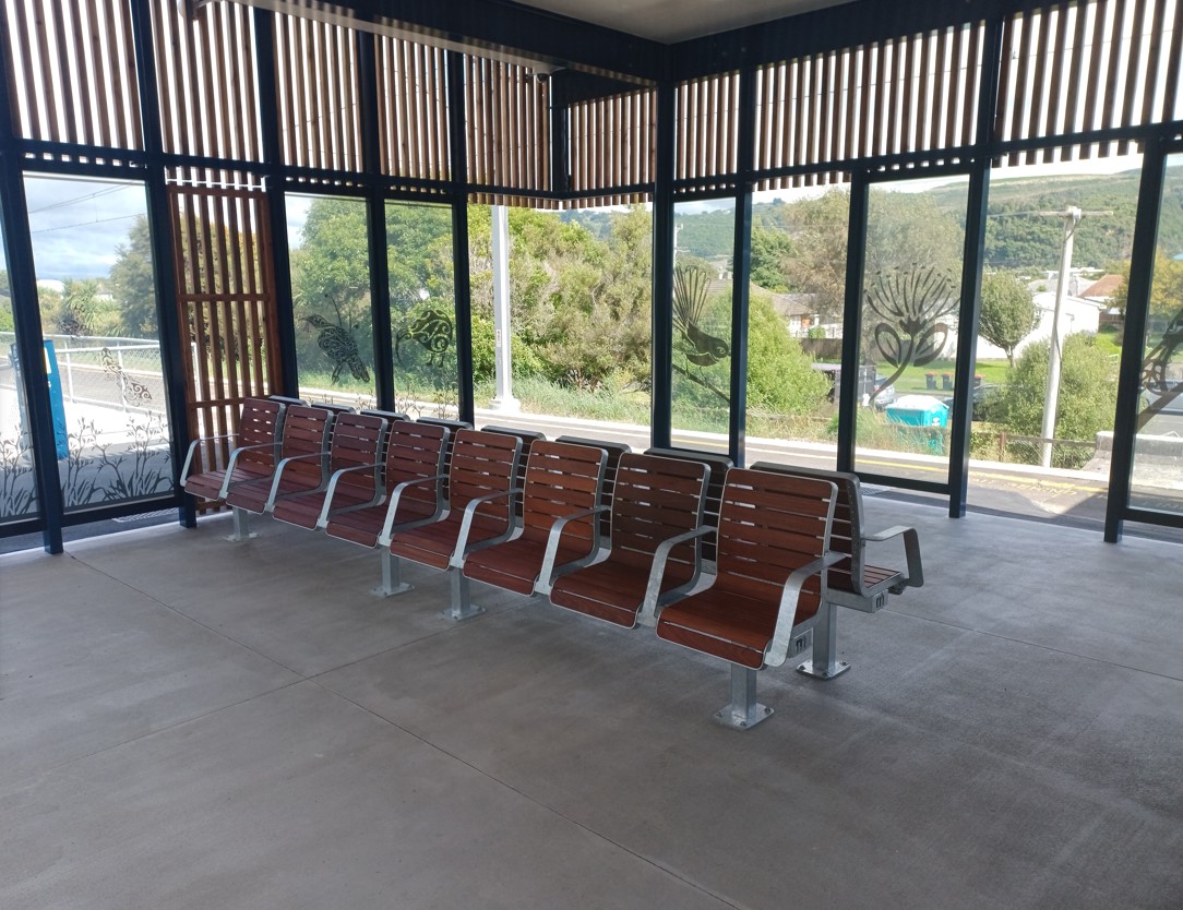 Pomare station shelter seating