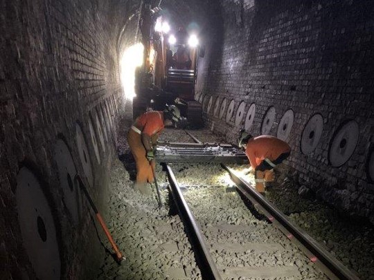 Rerailing work in a tunnel